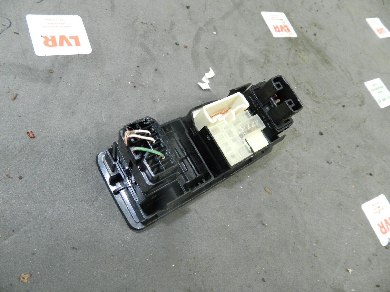 (133) 2005 TOYOTA AVENSIS. HEADLIGHT ADJUSTER MIRROR CONTROL SWITCH - Image 2