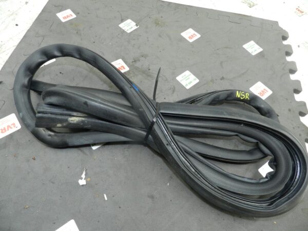 (133) 2005 TOYOTA AVENSIS. PASSENGER SIDE REAR DOOR RUBBER SEAL