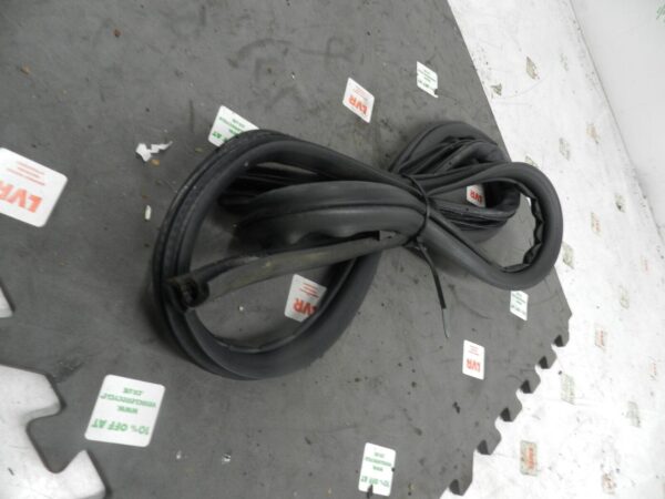 (133) 2005 TOYOTA AVENSIS. PASSENGER SIDE REAR DOOR RUBBER SEAL - Image 2