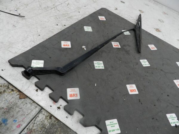(133) 2005 TOYOTA AVENSIS. PASSENGER SIDE WIPER ARM