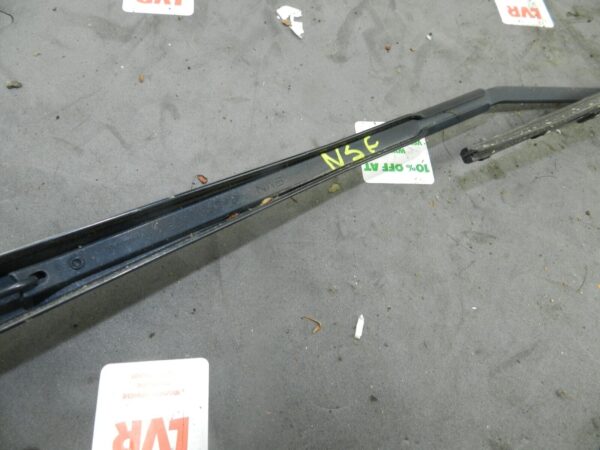 (133) 2005 TOYOTA AVENSIS. PASSENGER SIDE WIPER ARM - Image 2