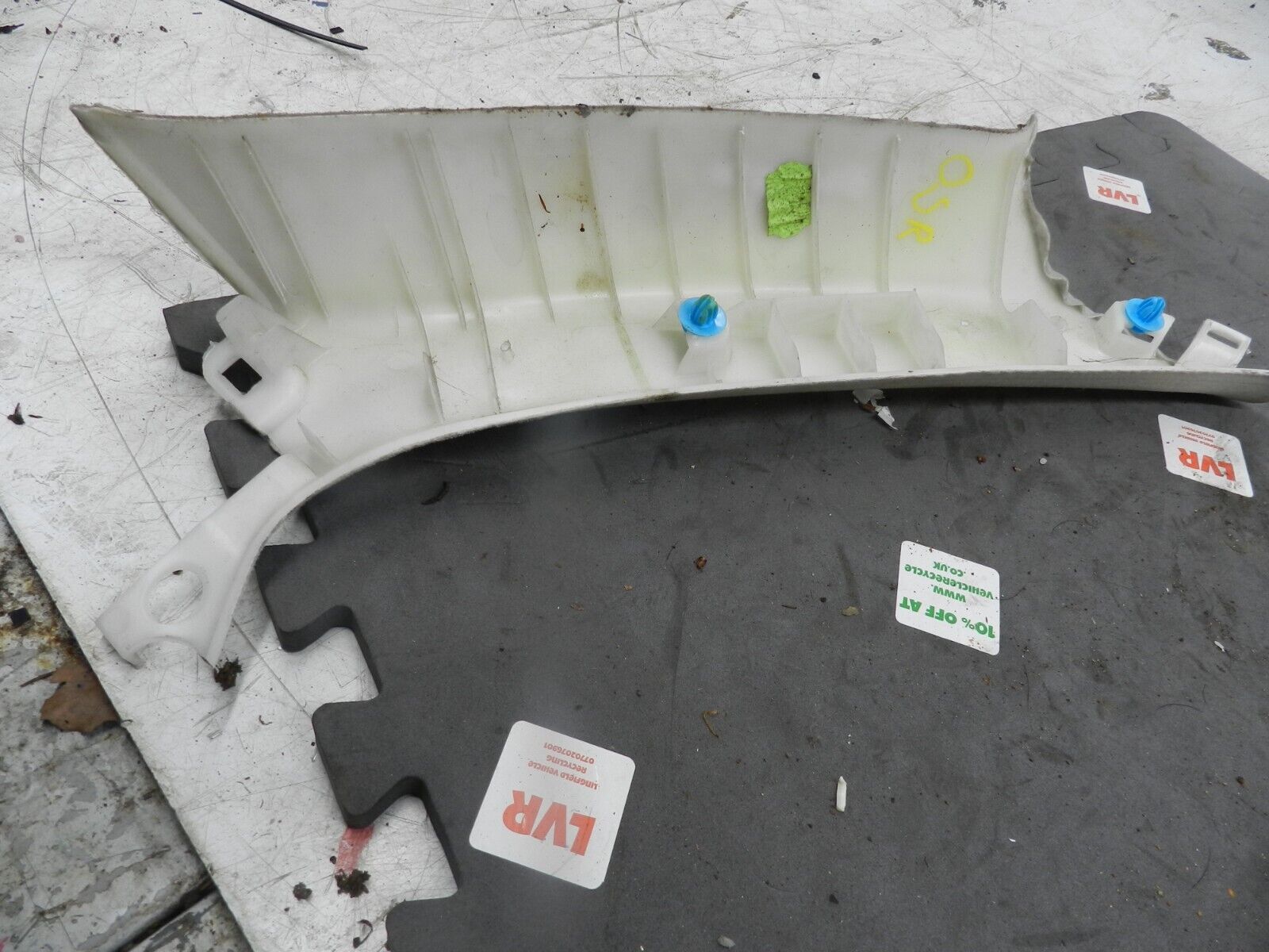 (133) 2005 TOYOTA AVENSIS. C PILLAR LOWER TRIM DRIVER SIDE - Image 2