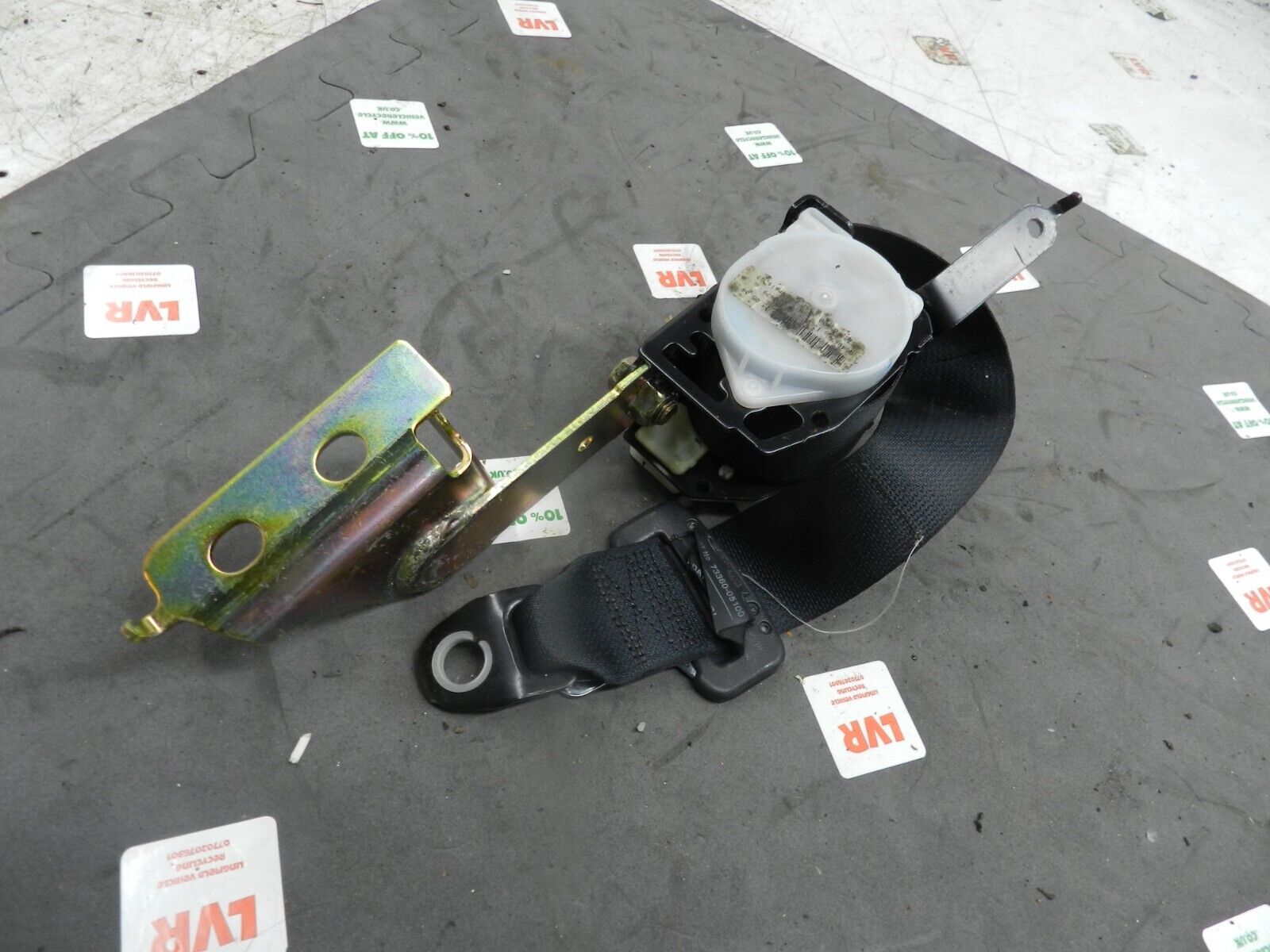 (133) 2005 TOYOTA AVENSIS. DRIVER SIDE REAR SEAT BELT - Image 2