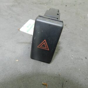 (133) 2005 TOYOTA AVENSIS. HAZARD SWITCH BUTTON