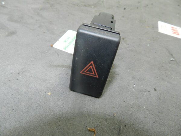 (133) 2005 TOYOTA AVENSIS. HAZARD SWITCH BUTTON