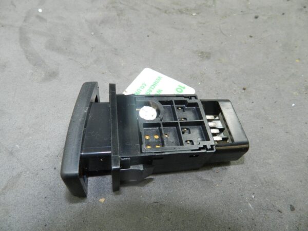(133) 2005 TOYOTA AVENSIS. HAZARD SWITCH BUTTON - Image 2