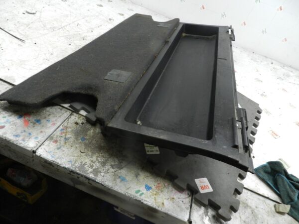 (133) 2005 TOYOTA AVENSIS. BOOT CARPET AND TRIM - Image 2