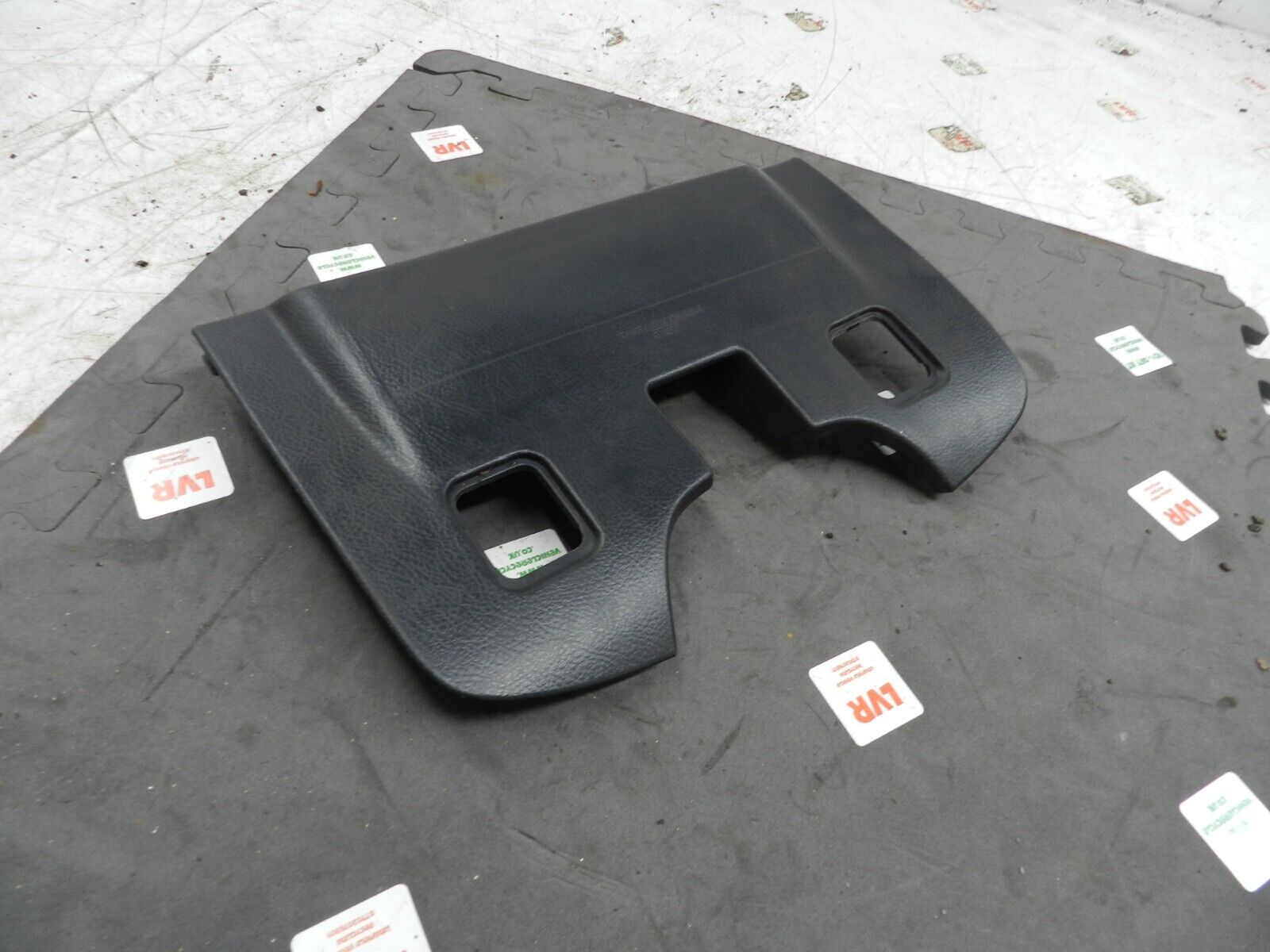 (133) 2005 TOYOTA AVENSIS. UNDER DASHBOARD TRIM