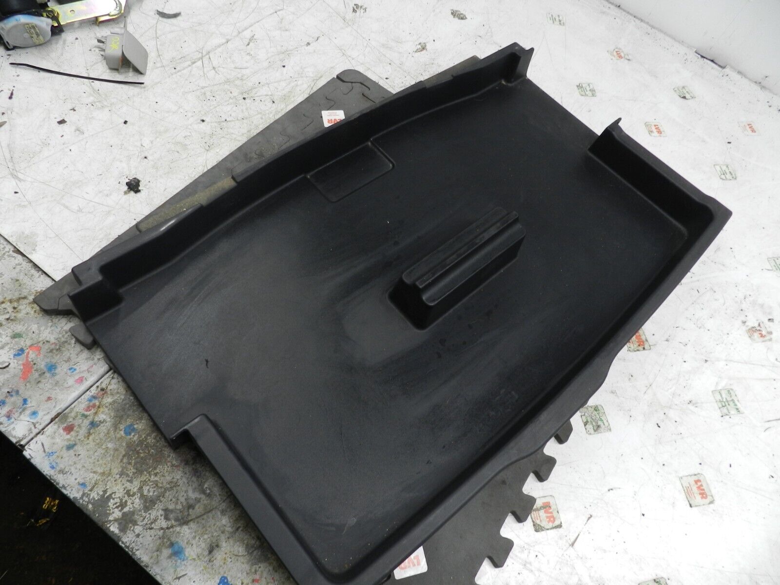 (133) 2005 TOYOTA AVENSIS. BOOT FLOOR TRAY HOUSING