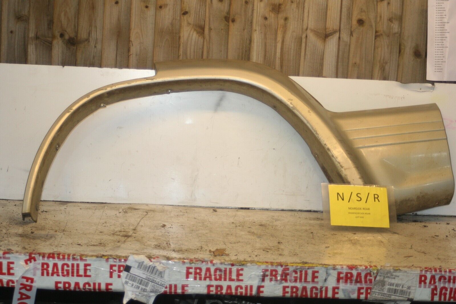 1994 MITSUBISHI PAJERO SHOGUN. PASSENGER SIDE REAR ARCH TRIM