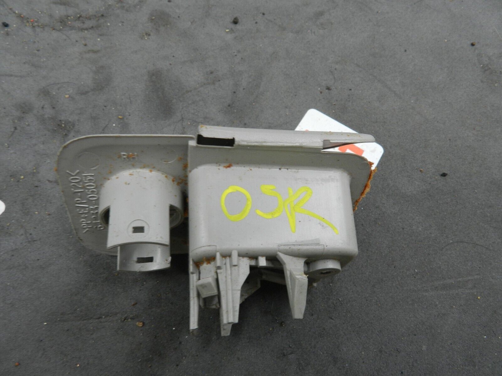 (133) 2005 TOYOTA AVENSIS. DRIVER SIDE REAR TRIM