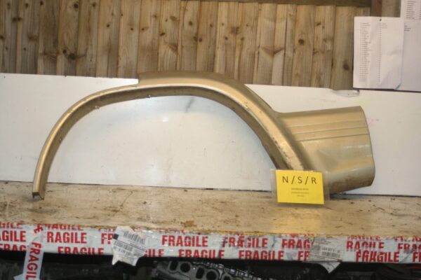 1994 MITSUBISHI PAJERO SHOGUN. PASSENGER SIDE REAR ARCH TRIM - Image 2
