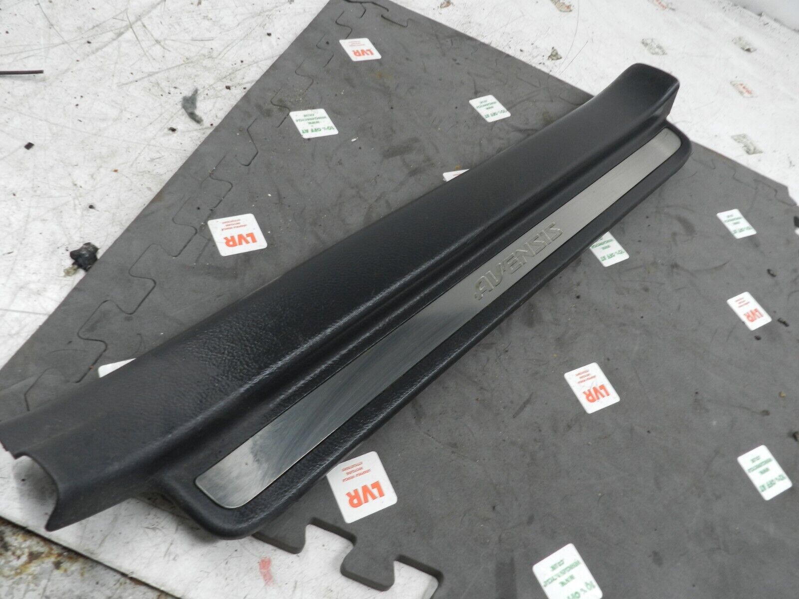 (133) 2005 TOYOTA AVENSIS. SILL FLOOR KICK TRIM