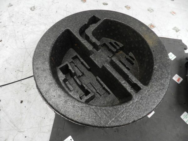 (133) 2005 TOYOTA AVENSIS. EMERGANCY TOOL HOUSING INSERT FOAM BOOT TRIM