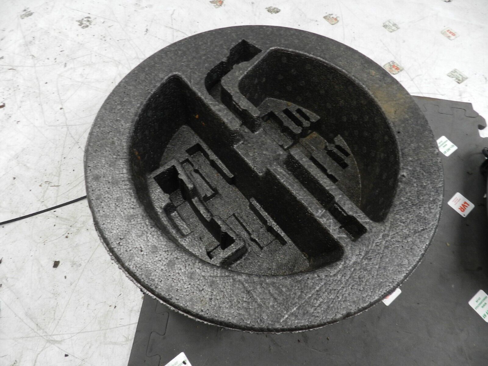 (133) 2005 TOYOTA AVENSIS. EMERGANCY TOOL HOUSING INSERT FOAM BOOT TRIM