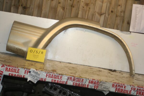 1994 MITSUBISHI PAJERO SHOGUN. DRIVER SIDE REAR ARCH TRIM