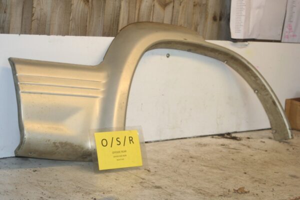 1994 MITSUBISHI PAJERO SHOGUN. DRIVER SIDE REAR ARCH TRIM - Image 2