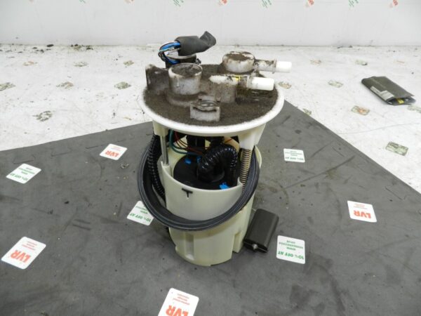 (133) 2005 TOYOTA AVENSIS. PETROL FUEL PUMP