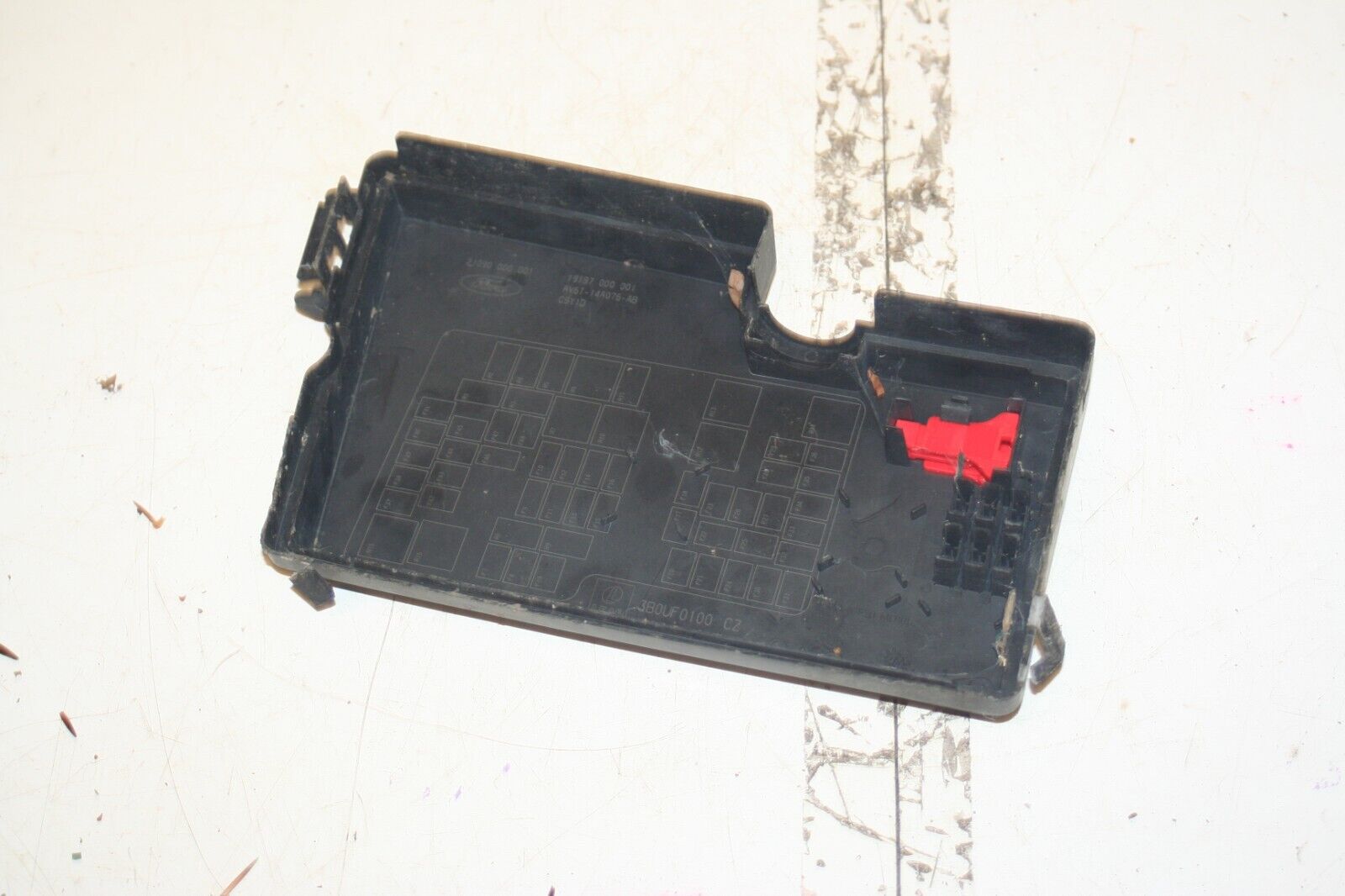 (6B) 2013 FORD FOCUS 1.0 ECOBOOST. FUSE BOX COVER - Image 2