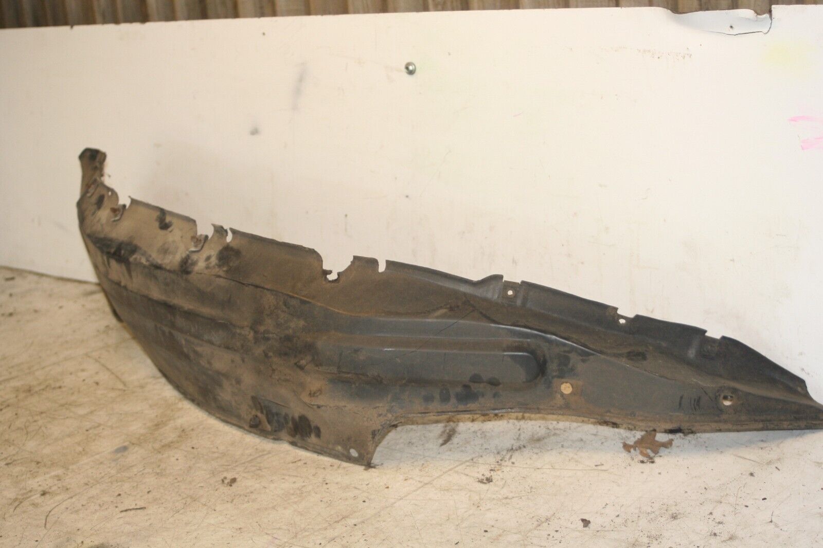 1994 MITSUBISHI PAJERO SHOGUN. ARCH LINER TRIM - Image 2