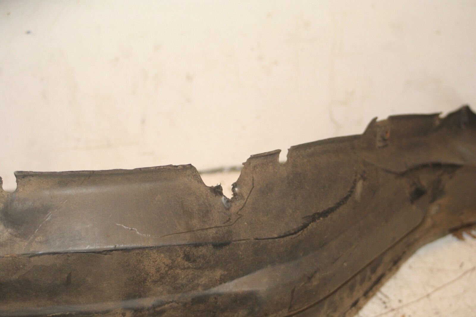 1994 MITSUBISHI PAJERO SHOGUN. ARCH LINER TRIM - Image 3