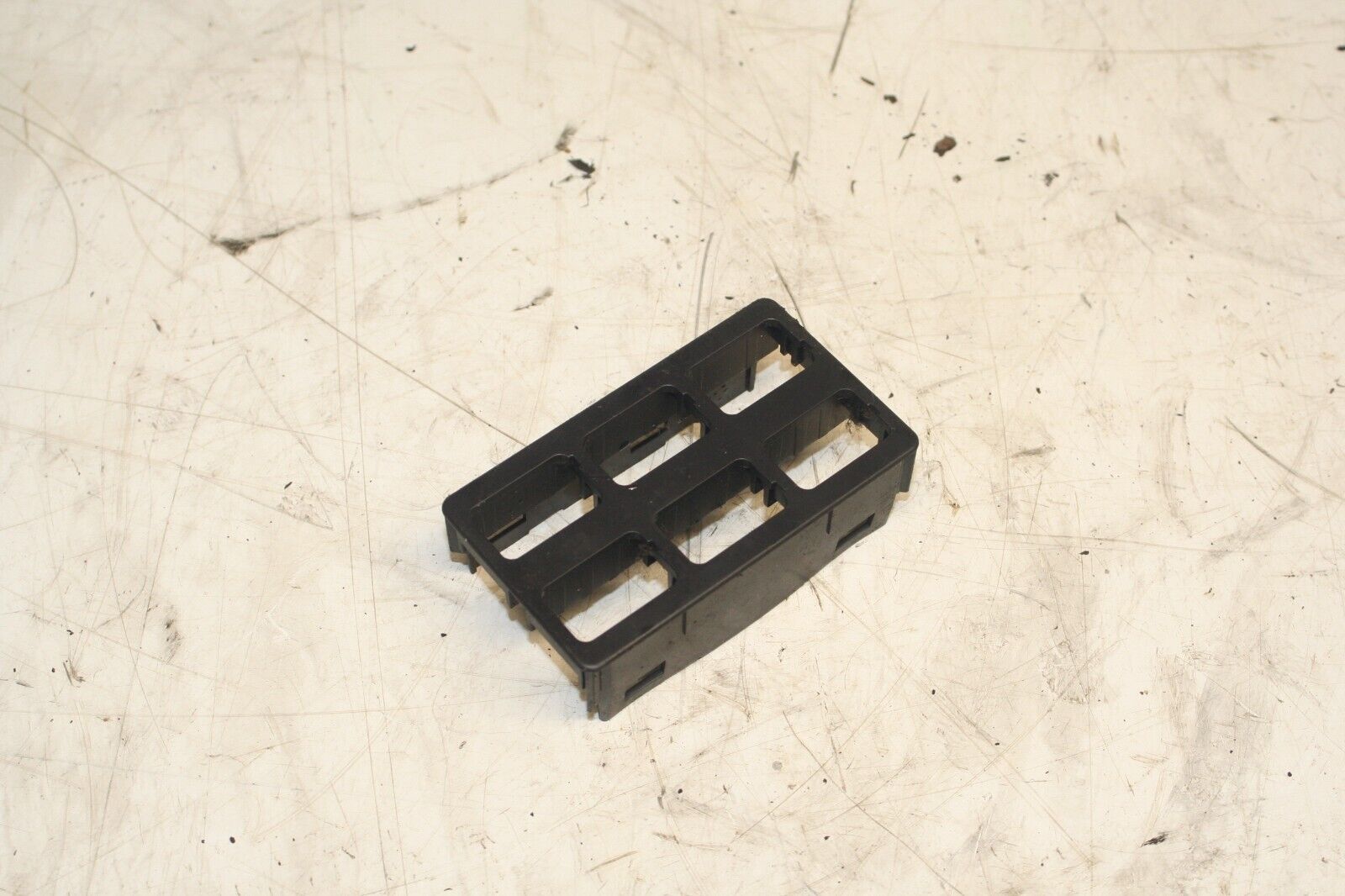 2001 LAND ROVER DISCOVERY 2 TD5. BUTTON SWITCH SURROUND