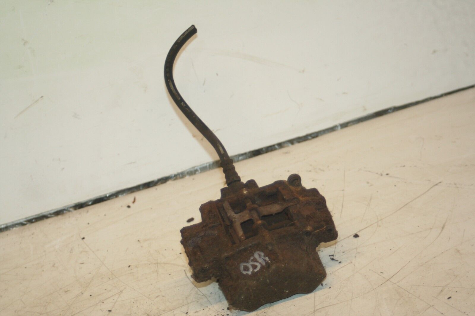 2000 MERCEDES C CLASS W202. DRIVER SIDE REAR BRAKE CALIPER