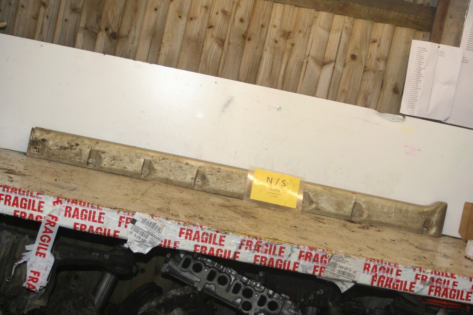 1994 MITSUBISHI PAJERO SHOGUN. PASSENGER SIDE SKIRT TRIM
