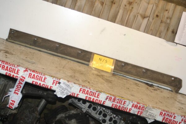 1994 MITSUBISHI PAJERO SHOGUN. PASSENGER SIDE SKIRT TRIM - Image 3