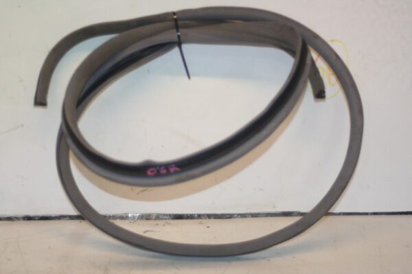 2000 MERCEDES C CLASS W202. DRIVER SIDE REAR DOOR RUBBER SEAL - Image 2
