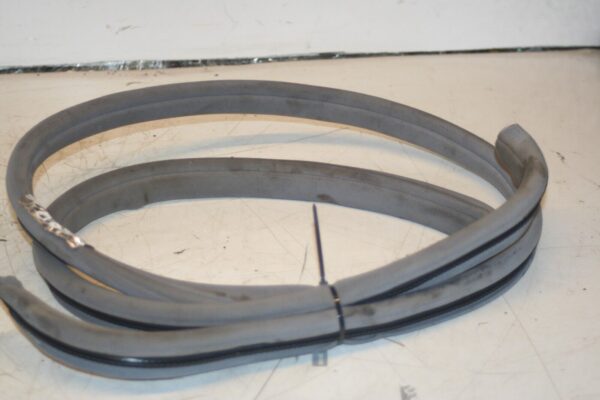 2000 MERCEDES C CLASS W202. DRIVER SIDE REAR DOOR RUBBER SEAL - Image 3