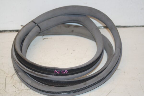 2000 MERCEDES C CLASS W202. PASSENGER SIDE FRONT DOOR RUBBER SEAL - Image 2