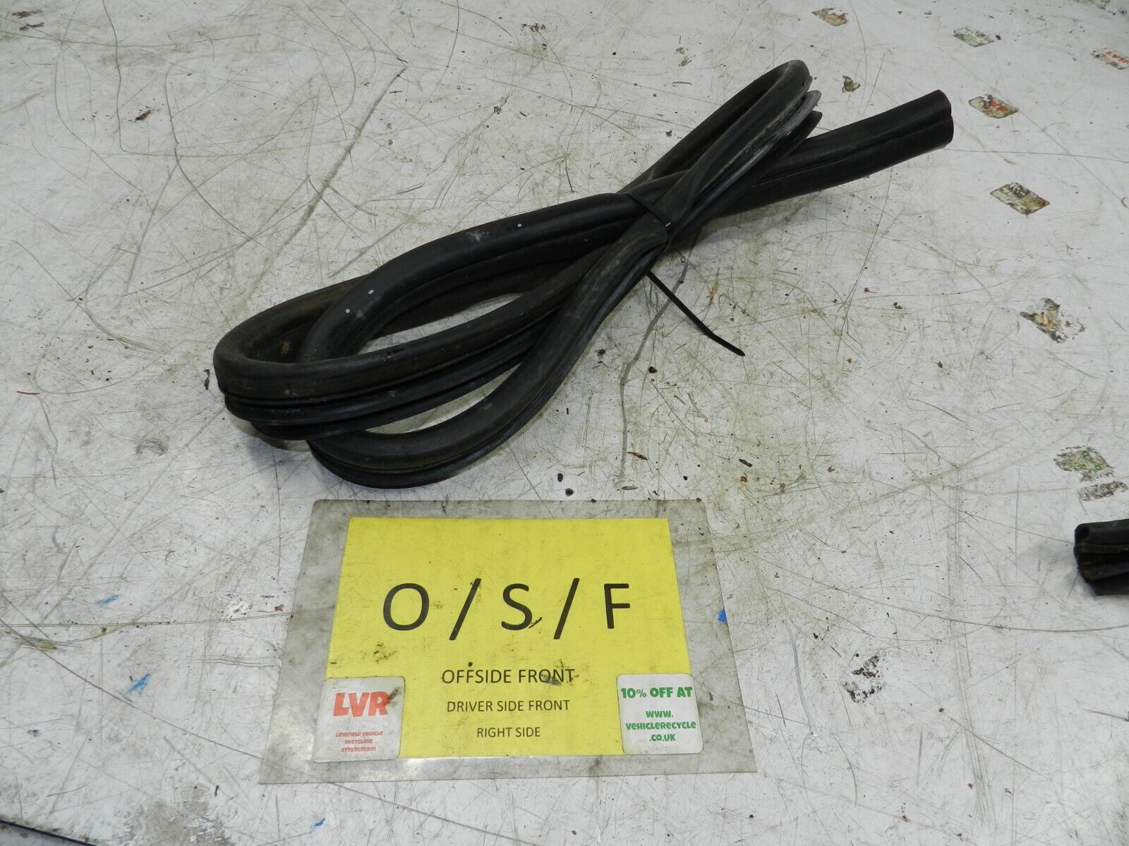 (135) 2003 CITROEN C3 PLURIEL CONVERTIBLE. DRIVER FRONT DOOR RUBBER SEAL