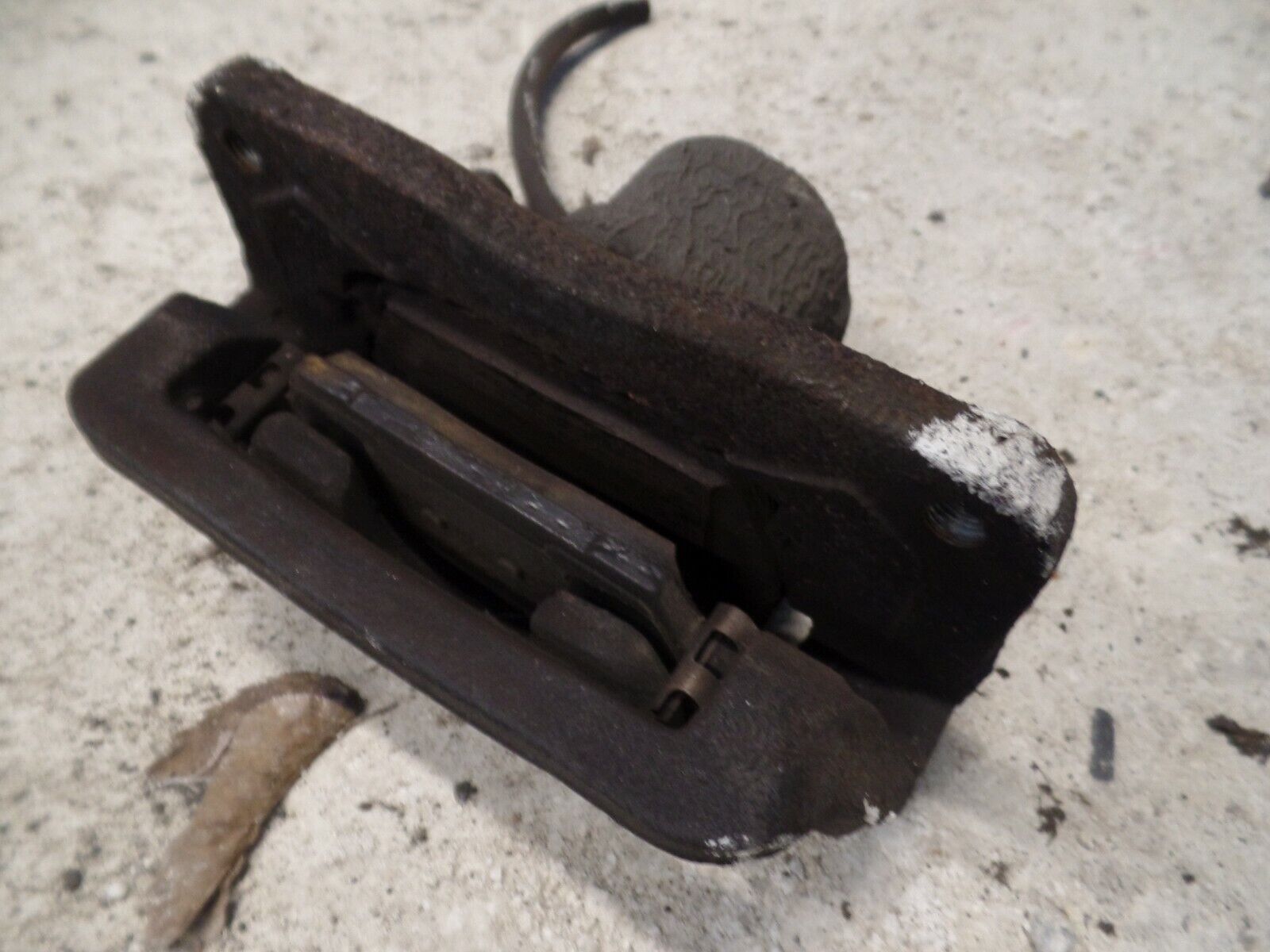 2010 MK2 CRDi Hyundai Santa Fe - Drivers Side Rear O/S/R Brake Caliper + Carrier - Image 2