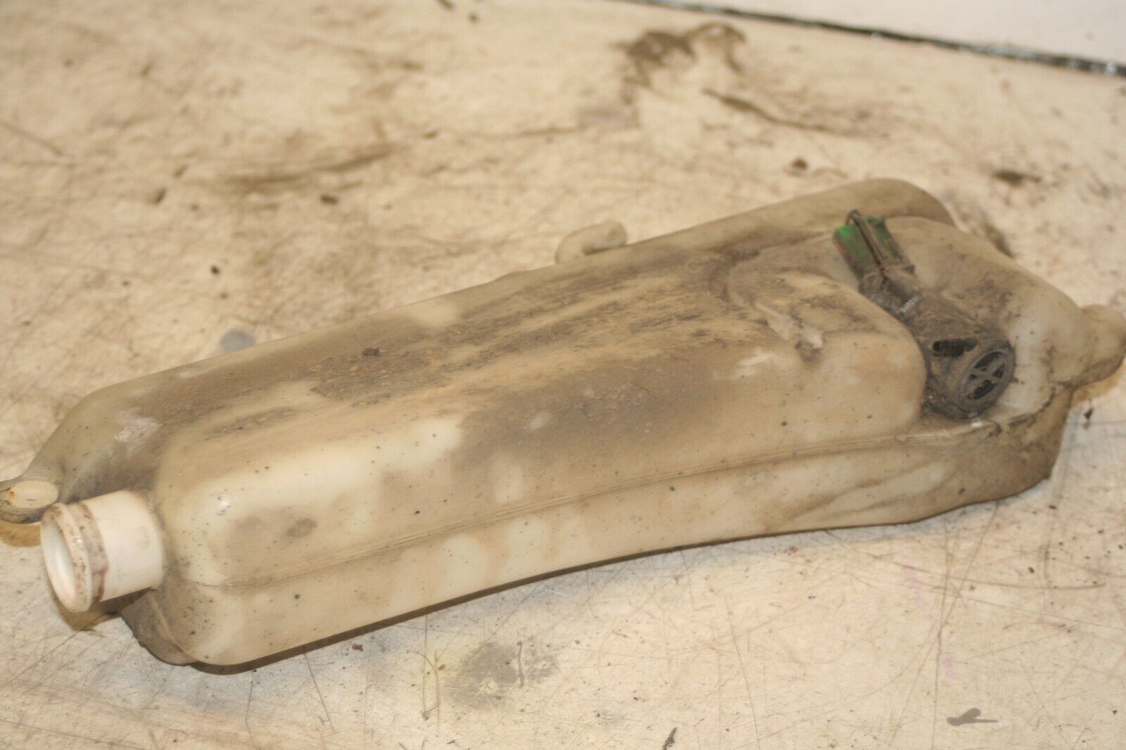 1994 MITSUBISHI PAJERO SHOGUN. SCREEN WASH WASHER BOTTLE TANK + PUMP