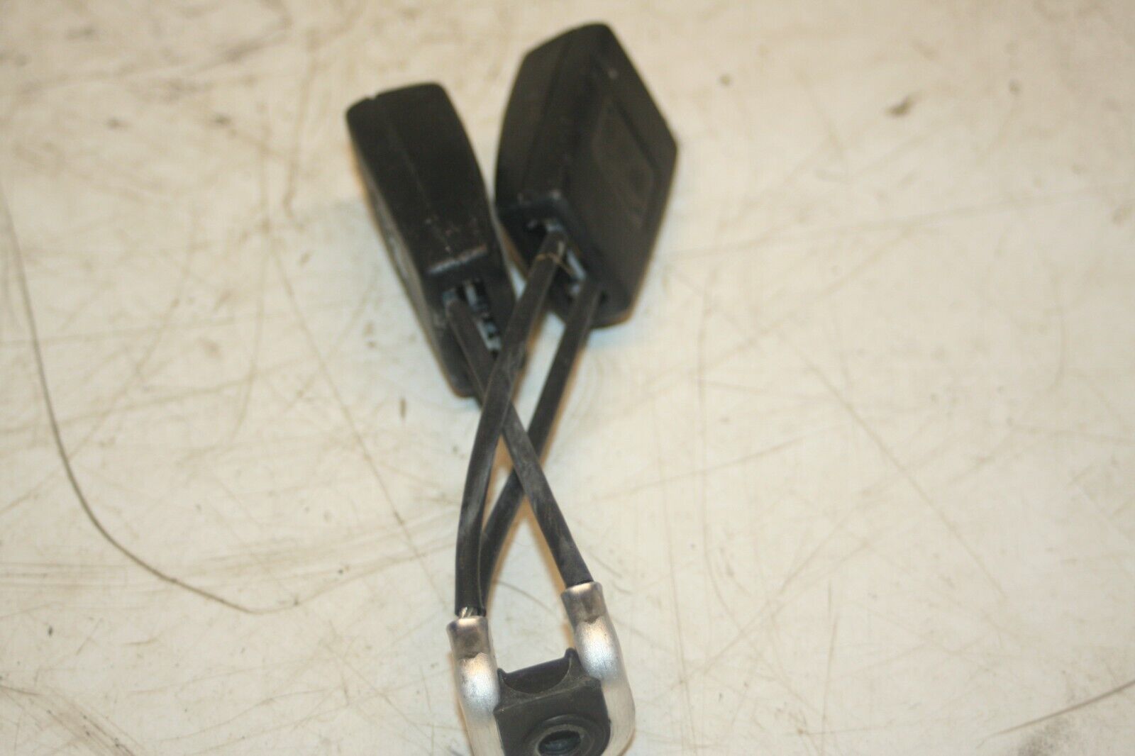 2000 MERCEDES C CLASS W202. REAR SEAT BELT CLIPS BUCKLE - Image 2