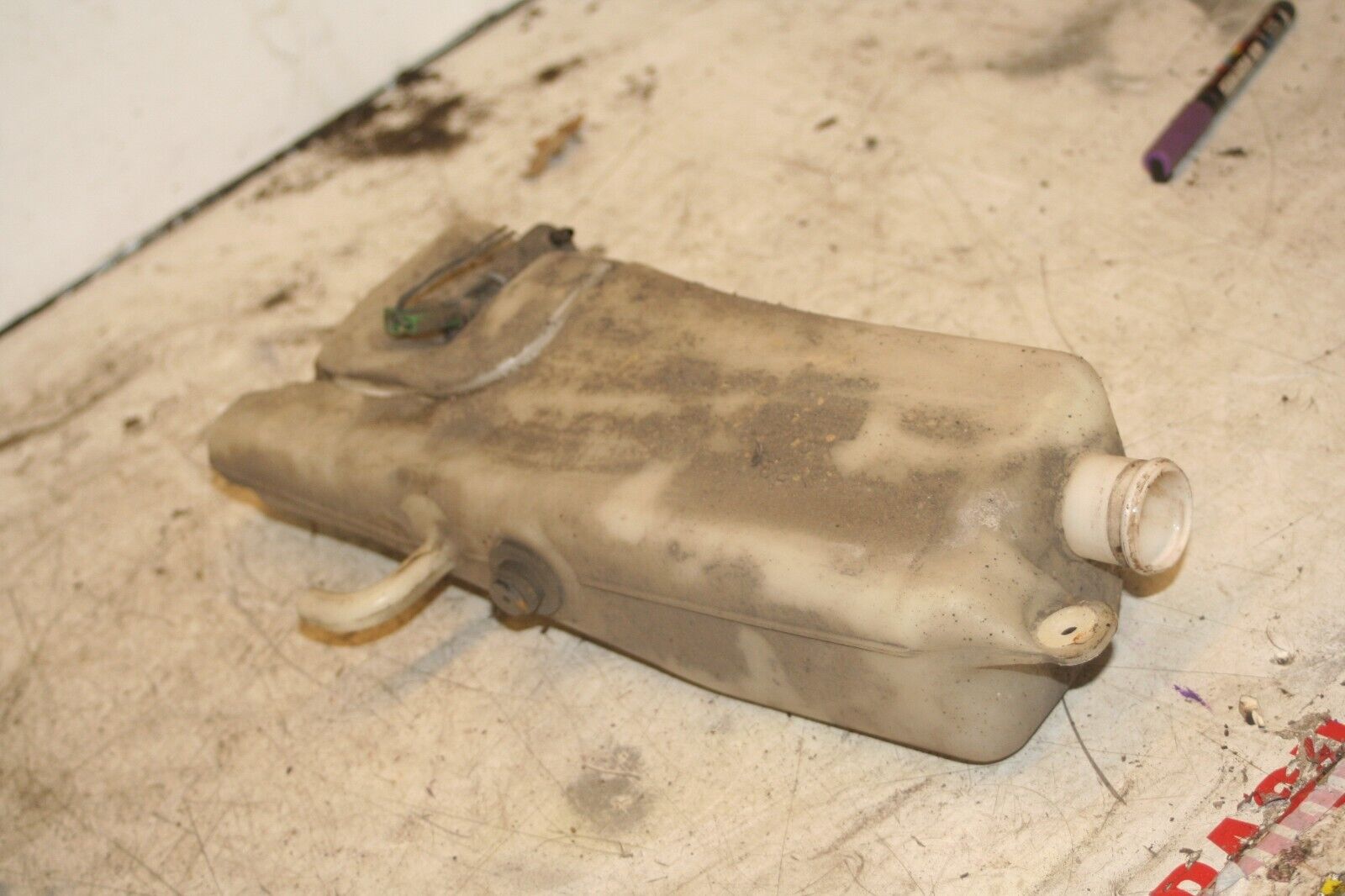 1994 MITSUBISHI PAJERO SHOGUN. SCREEN WASH WASHER BOTTLE TANK + PUMP - Image 2