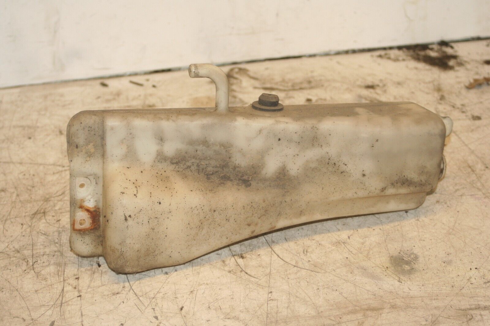 1994 MITSUBISHI PAJERO SHOGUN. SCREEN WASH WASHER BOTTLE TANK + PUMP - Image 3