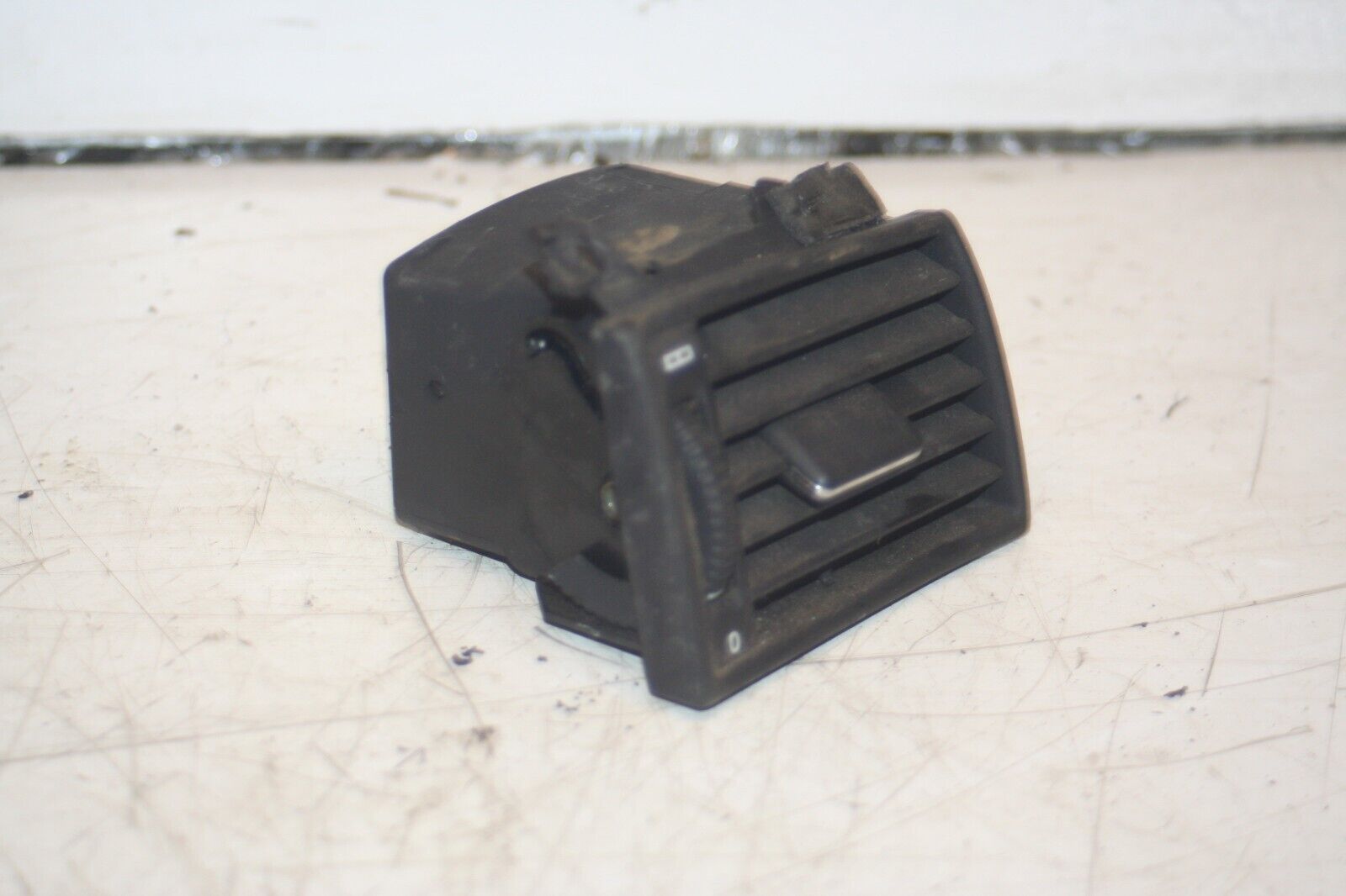 2000 MERCEDES C CLASS W202. HEATER BLOWER VENT - Image 2