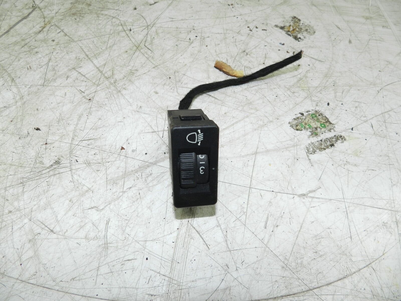 (135) 2003 CITROEN C3 PLURIEL CONVERTIBLE. HEADLIGHT ADJUSTER SWITCH