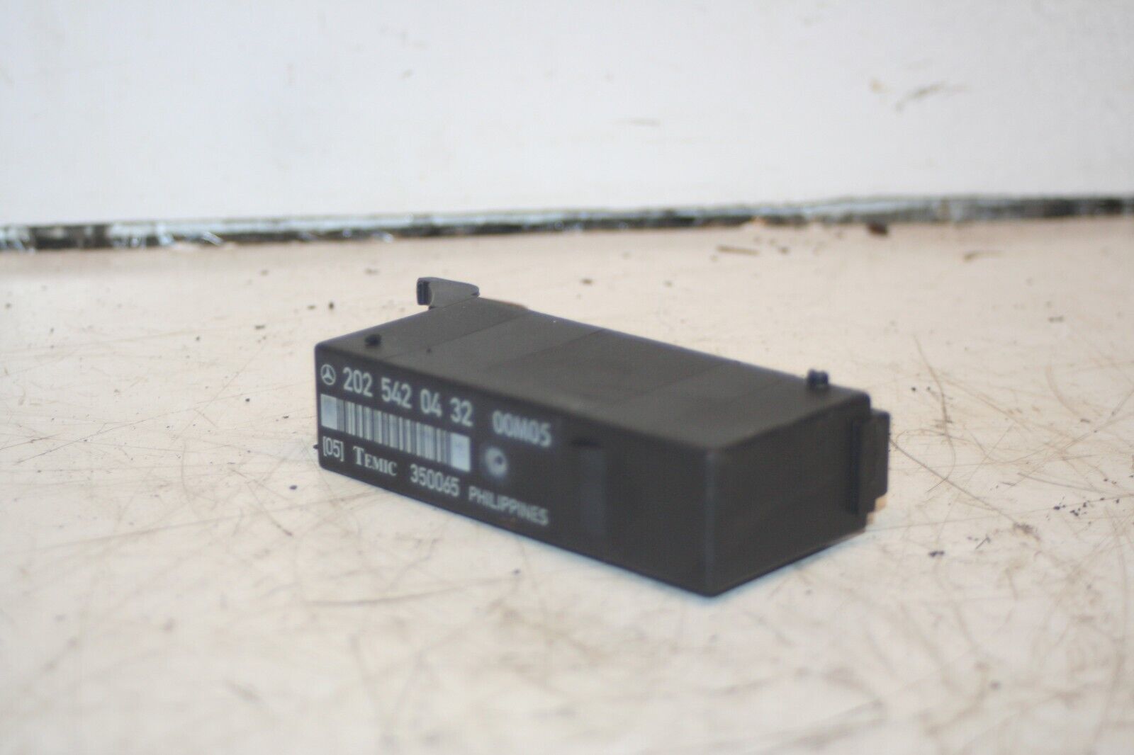 2000 MERCEDES C CLASS W202. 2025420432 ECU CONTROL UNIT LCM LIGHT MODULE