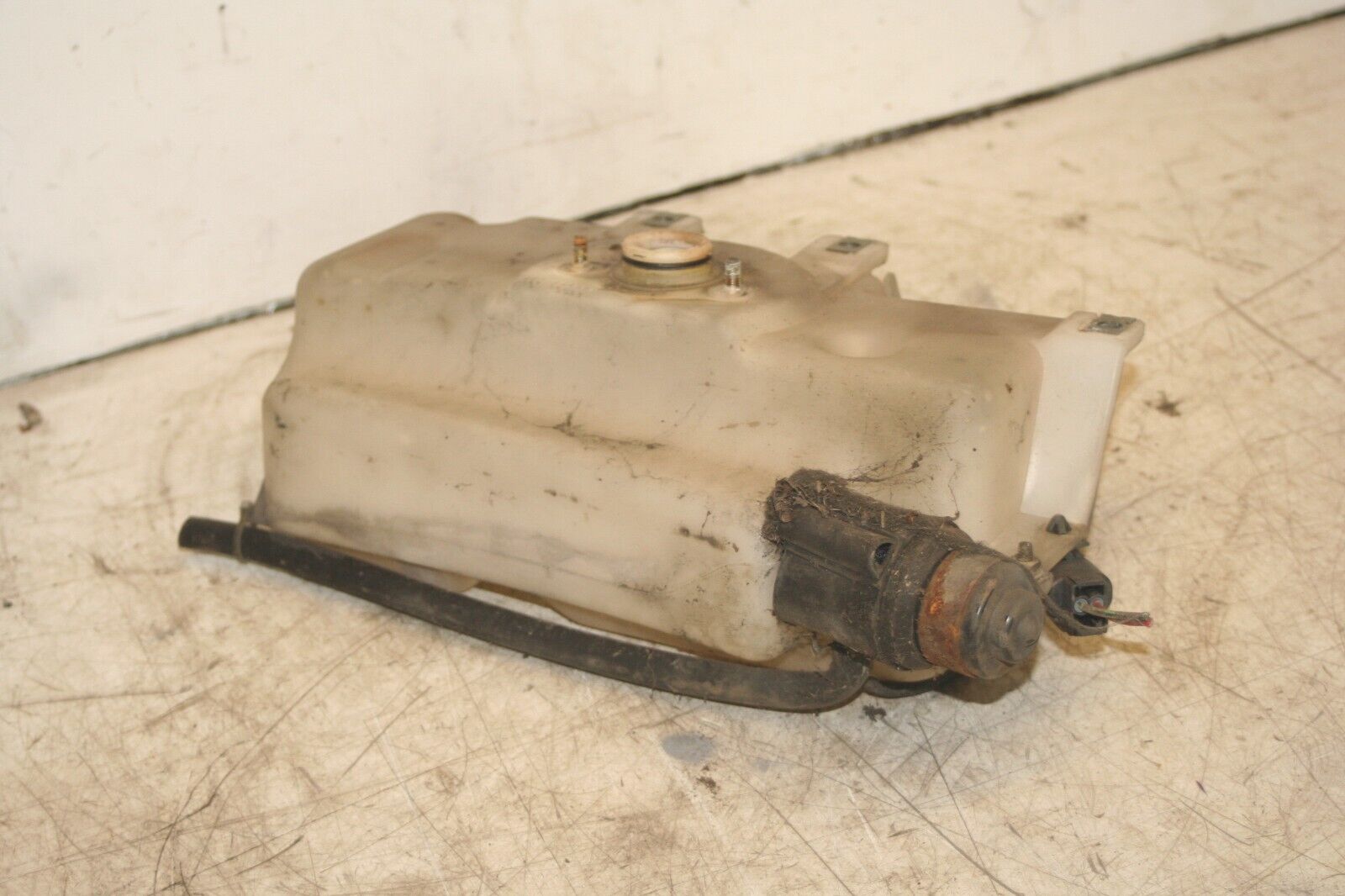 1994 MITSUBISHI PAJERO SHOGUN. SCREEN WASH WASHER BOTTLE TANK + PUMP