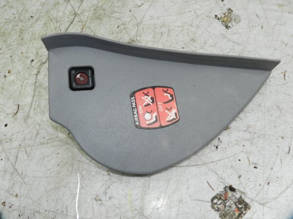 (135) 2003 CITROEN C3 PLURIEL CONVERTIBLE. DASHBOARD END TRIM