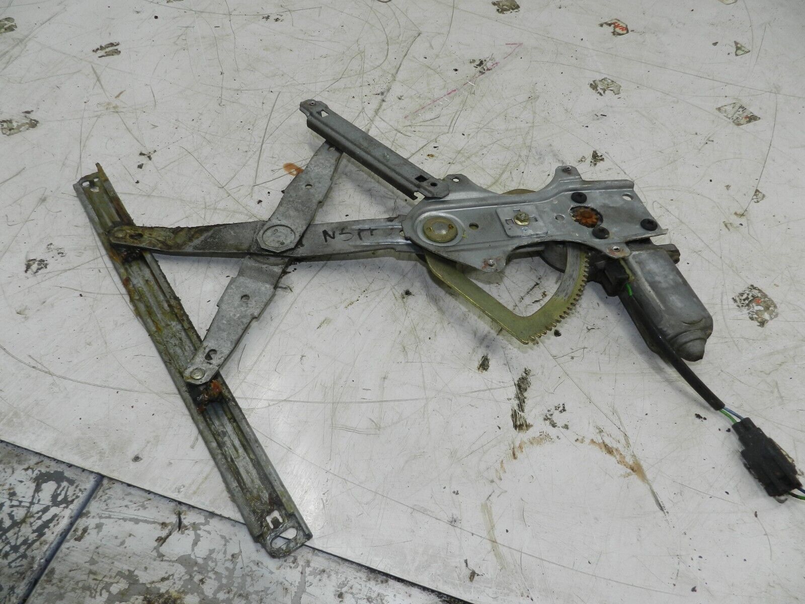 1993 FORD GRANADA DORCHESTER. PASSENGER SIDE MIDDLE WINDOW REGULATOR
