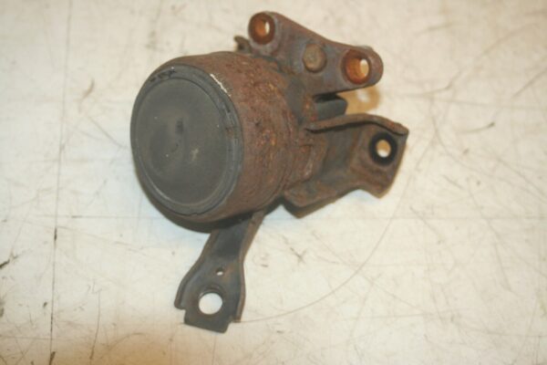 (99) TOYOTA RAV 4 3 DOOR. ENGINE MOUNT