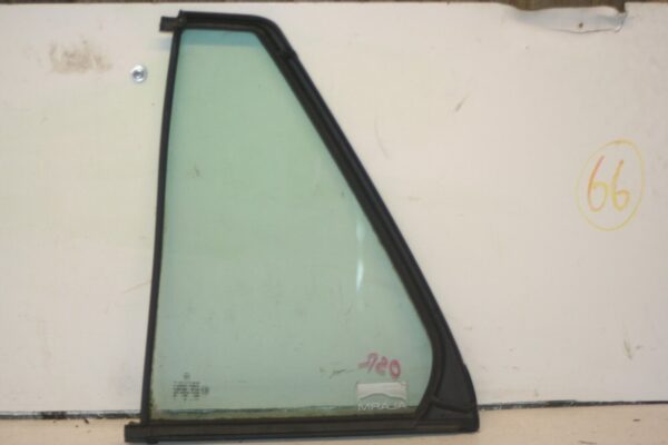 2000 MERCEDES C CLASS W202. DRIVER SIDE REAR DOOR GLASS QUARTER - Image 3