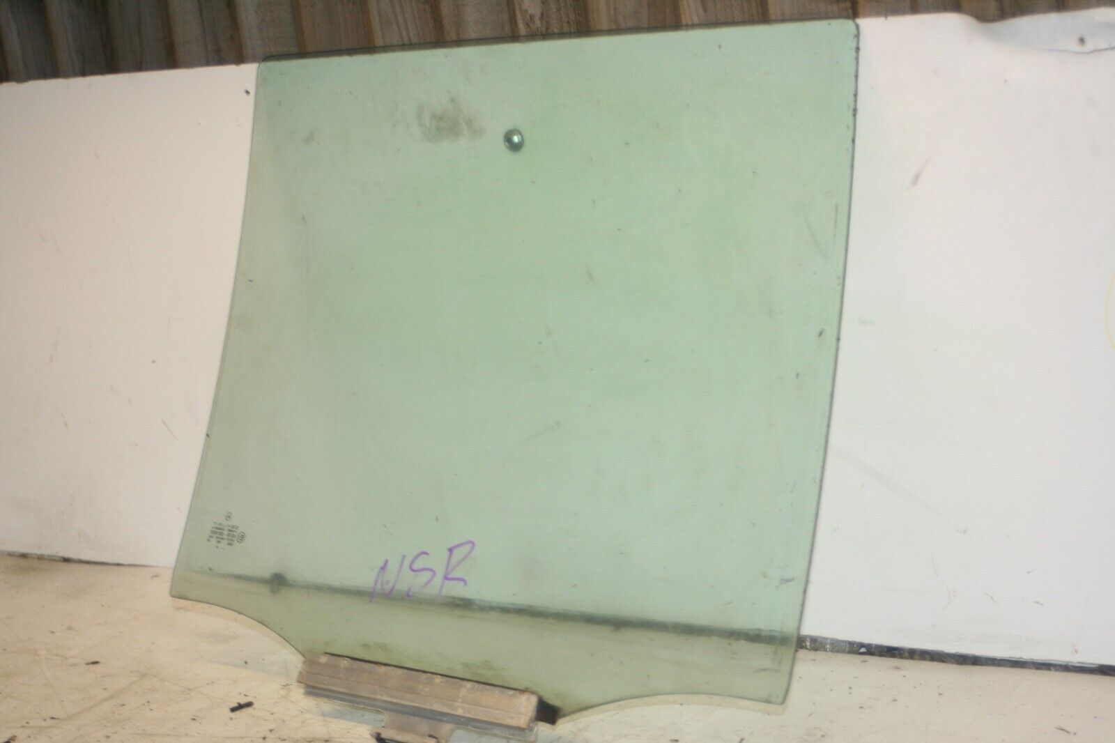 2000 MERCEDES C CLASS W202. PASSENGER SIDE REAR DOOR GLASS