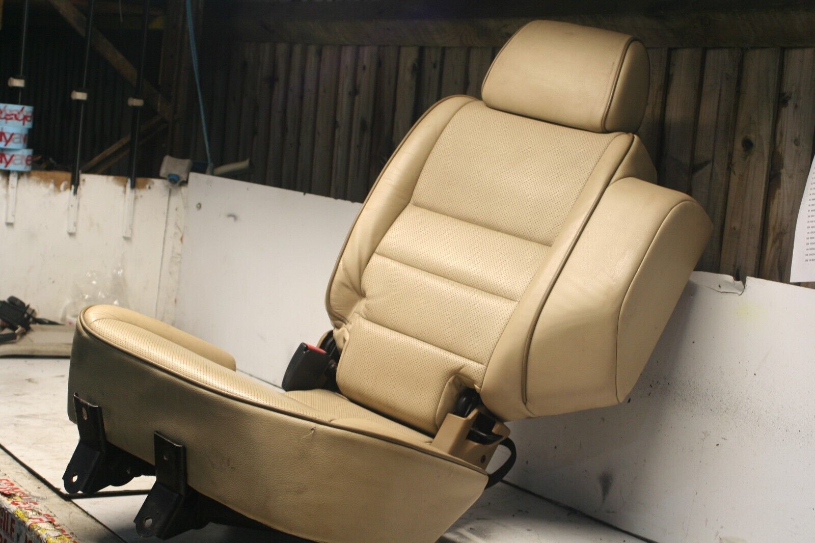 2001 LAND ROVER DISCOVERY 2 TD5. PASSENGER REAR SEAT CREAM LEATHER