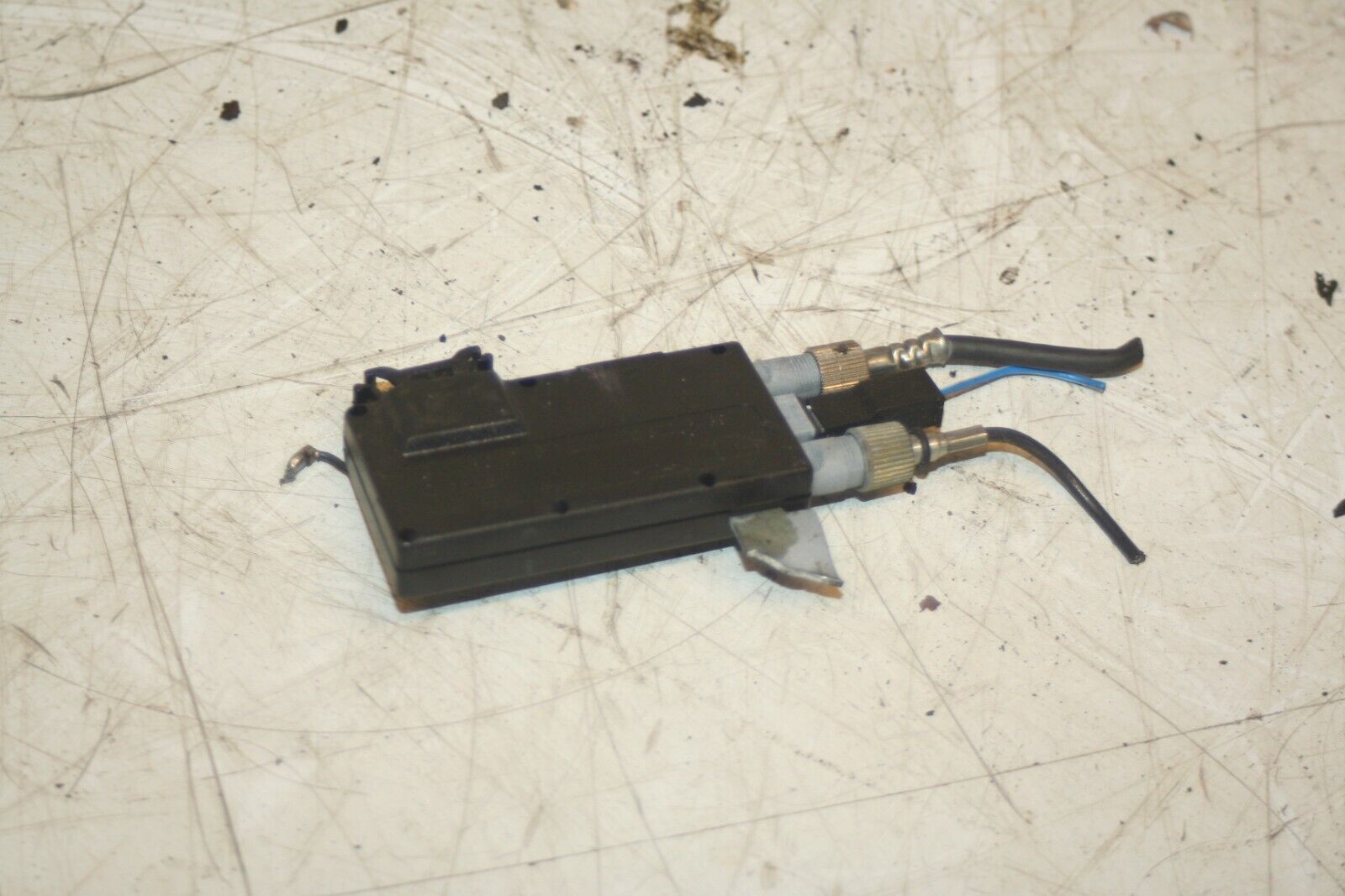 2000 MERCEDES C CLASS W202. 2028201489 STEREO AERIAL ANTENNA AMPLIFIER - Image 2