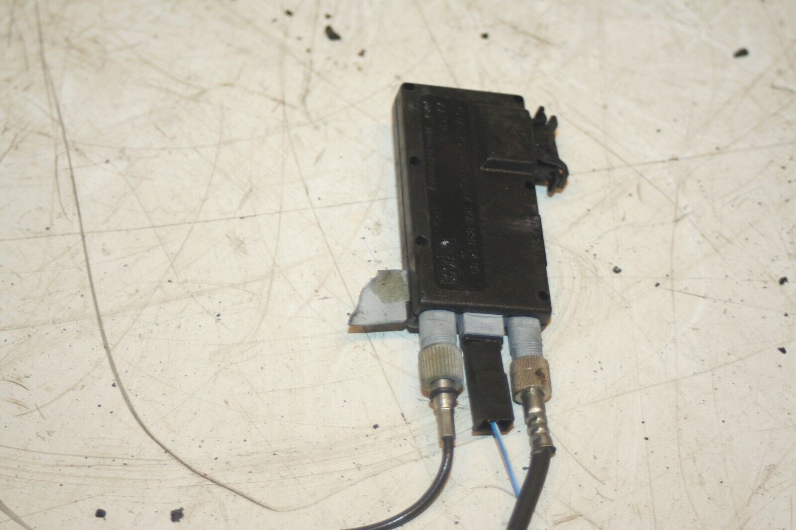 2000 MERCEDES C CLASS W202. 2028201489 STEREO AERIAL ANTENNA AMPLIFIER - Image 3